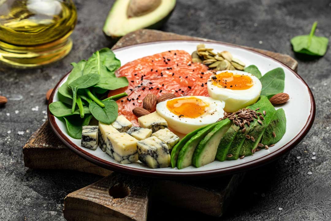 alimenti consentiti nella dieta chetogenica con avocado uova salmone e verdure low carb